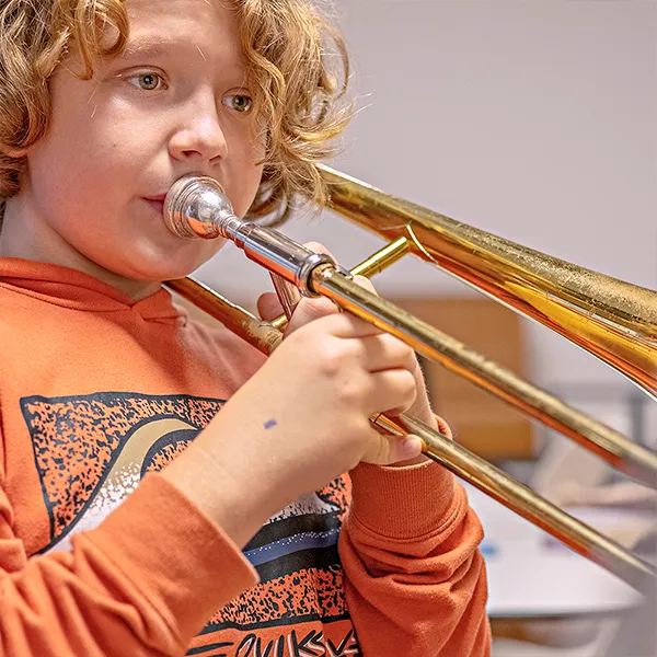 Alumno tocando el trombón