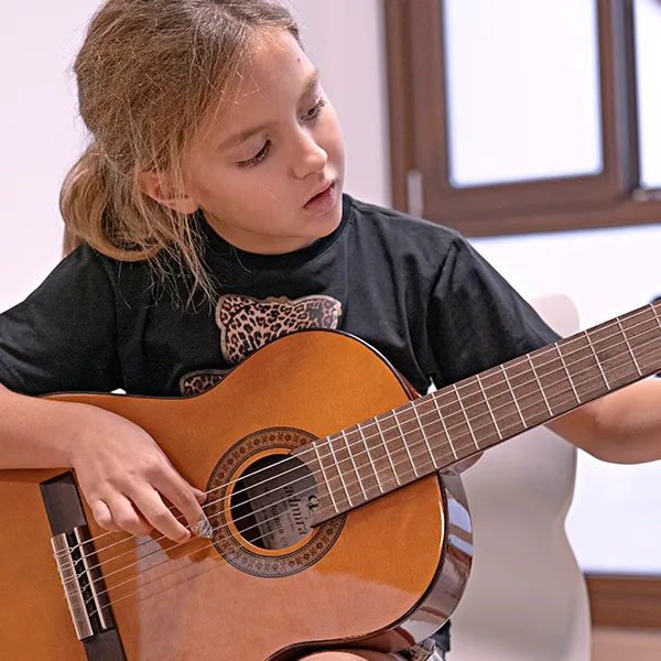 Alumna tocando la guitarra