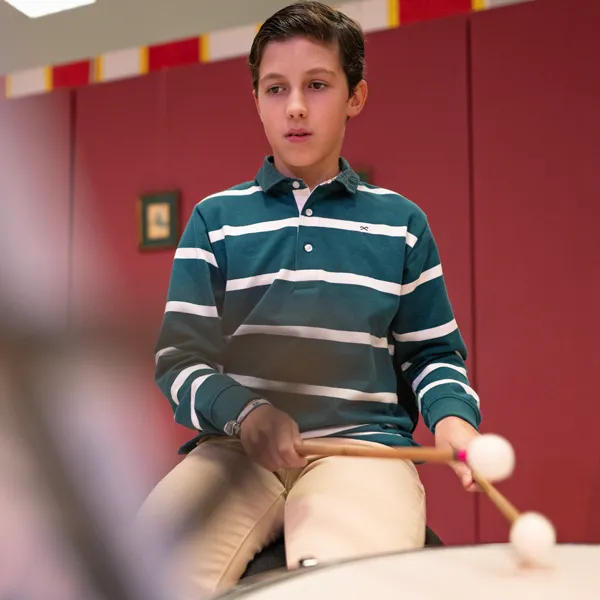 Alumno en clase de percusión