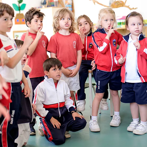 Alumnos trabajando con los Cuadernos Musizón