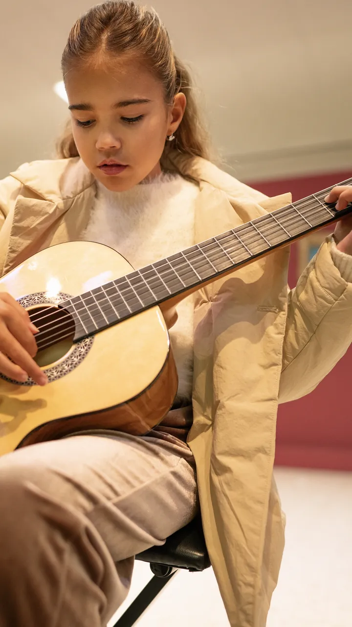 Alumna tocando la guitarra