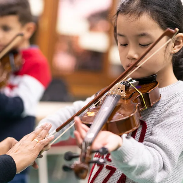 Alumna del Taller Instrumental con el método Mi Violín