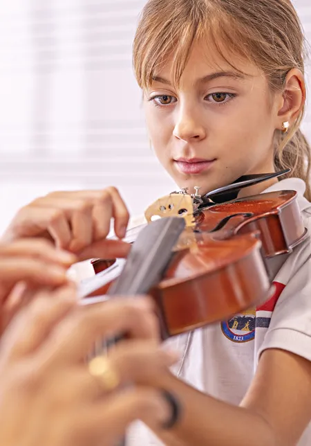 Alumna practicando violín en el Conservatorio